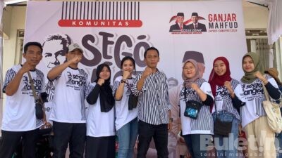 Komunitas Sego Anget Banyuwangi Bagikan Ribuan Nasi Kotak