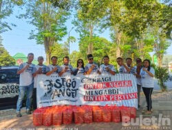 Komunitas Sego Anget Bondowoso Bagikan Ribuan Nasi Kotak