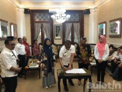 Pj Bupati Bondowoso Tanda Tangani Naskah Perjanjian Hibah Daerah