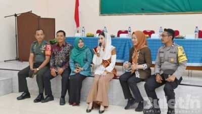 Ketua Tim Penggerak PKK Trenggalek bersama dengan Pokja IV PKK Tinjau Distibusi Makanan