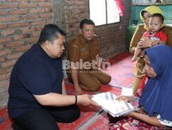 Bupati Tapsel Beri Santunan Ke Anak Berkebutuhan Khusus
