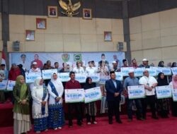 Bupati Tapsel Serahkan 67 Santunan Kepada Ahli Waris Kelompok BKMT dan Keagamaan