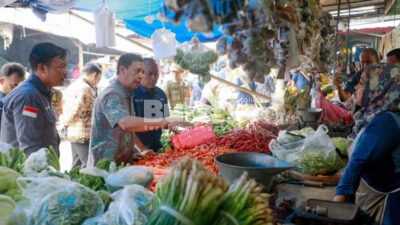 Pj Bupati Pamekasan Blusukan ke Pasar 17 Agustus, Pantau Operasi Pasar 