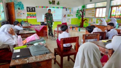 Anggota Koramil Palengaan, Pamekasan Tanamkan Nilai-nilai Pancasila Sejak Dini Terhadap Siswa SD
