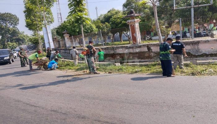 Solid, Koramil 0826-07 Pegantenan dan Forkopimcam Bersatu dalam Karya Bhakti Pembersihan Selokan