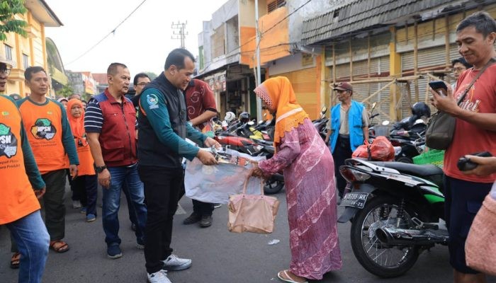 Pj Wali Kota Probolinggo Blusukan Pasar, Bagikan Tas Belanja Bekas APK