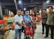 Setelah Gunting Pita KDS, Pj Bupati Bondowoso Menjadi Pelanggan Pertama Yang Memborong Puluhan Makanan Ringan