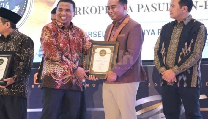 Pj. Bupati dan Pj. Ketua TP PKK Kabupaten Probolinggo Raih Penghargaan Radar Bromo Awards 2024