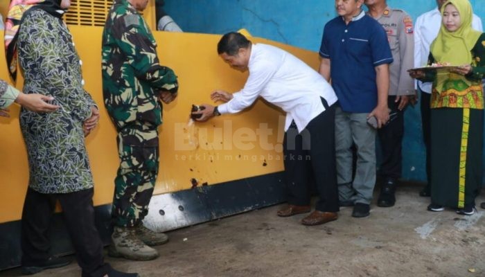 Pemkab Probolinggo Terima Hibah Excavator Long Arm Dan Bulldozer