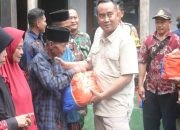 Kunjungi Dusun Tanah Merah Desa Batur, Pj Bupati Probolinggo Serahkan Paket Sembako