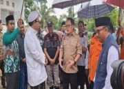 Pj Bupati Pamekasan Dampingi Pj Gubernur Jatim Berikan Bantuan Korban Bencana Angin 