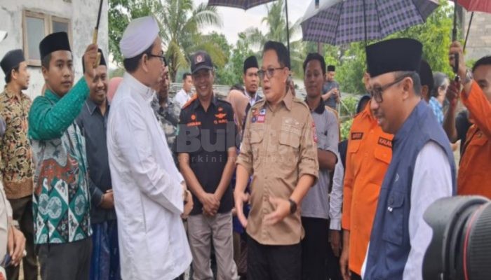 Pj Bupati Pamekasan Dampingi Pj Gubernur Jatim Berikan Bantuan Korban Bencana Angin 