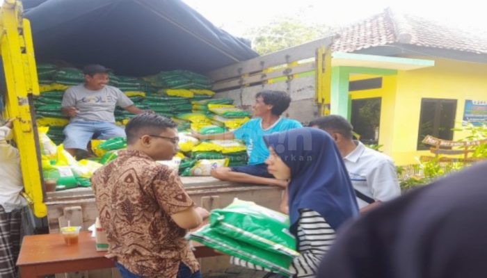 Upaya Ringankan Beban Masyarakat, Pemkab Pamekasan Distribusikan Beras Murah di Kecamatan Waru