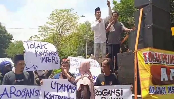 Kantor DPUPP Situbondo Didemo Ratusan Orang, Oknum Pejabat Wanita Tempeleng Pendemo