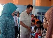 Pj Bupati Probolinggo Serahkan Bantuan Sembako dan Santunan Anak Yatim