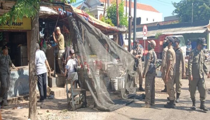 Satpol PP Probolinggo Tertibkan Pedagang dan Bedak di Trotoar, dan Bahu Jalan Pasar Semampir