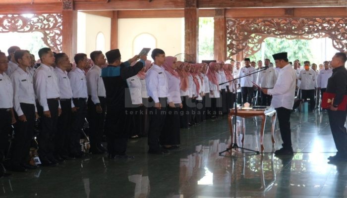 Pj Bupati Pamekasan Lantik dan Ambil Sumpah Jabatan 445 PPPK