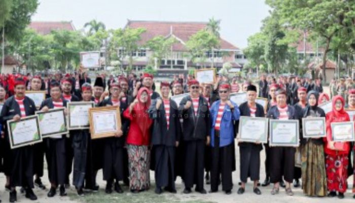 Pj Bupati Pamekasan Berikan Penghargaan Kepada OPD Berprestasi saat Apel Awal Tahun 2024