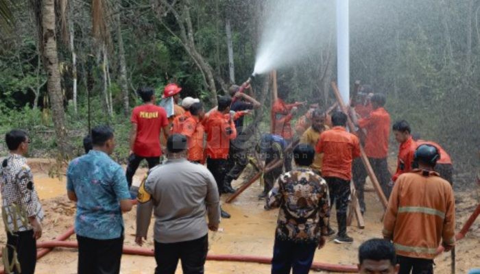 Pj Bupati Pamekasan Pantau Langsung Proses Pemadaman Semburan Api di Sumur Bor Kadur