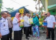 Pj Bupati Pamekasan Bagikan Beras Murah kepada Warga, Lanjut Pantau Harga Sembako di Pasar Kowel