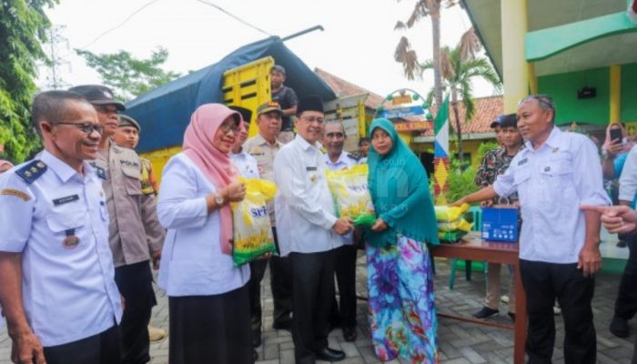 Pj Bupati Pamekasan Bagikan Beras Murah kepada Warga, Lanjut Pantau Harga Sembako di Pasar Kowel