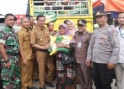 Pj Bupati Pamekasan Bagikan 8 Ton Beras Murah kepada Warga di Kecamatan Pakong