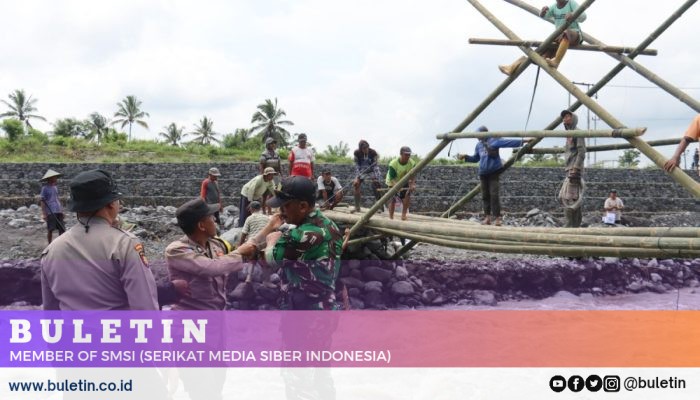 Pasca Banjir Lahar Dingin Semeru, TNI-POLRI Bersama Warga Gotong Royong Bangun Jembatan Darurat