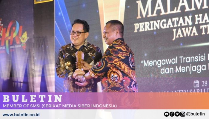 Sukses Jaga Stabilitas Transisi Pemimpin di Jatim, Pj Gubernur Jatim Diganjar PWI Jatim Award 2024