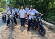 Tinjau Lokasi Infrastruktur Rusak Parah, Pj Bupati Bondowoso Kendarai Motor