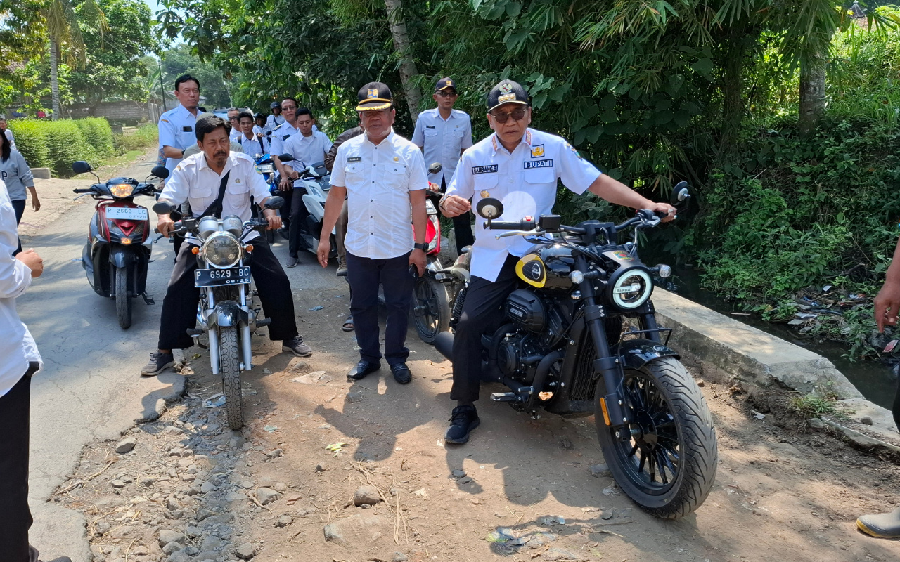 Tinjau Lokasi Infrastruktur Rusak Parah, Pj Bupati Bondowoso Kendarai 