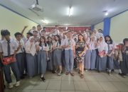 Priska Sahanaya Mengajarkan Trik Public Speaking yang Persuasif di SMK Bina Karya