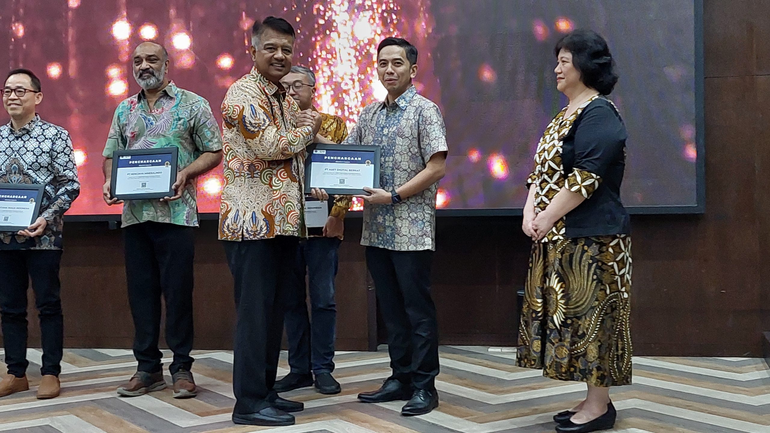 Penghargaan diserahterimakan kepada CEO Tokocrypto, Yudhono Rawis oleh Kepala Kanwil DJP Jaksel I, Dionysius Lucas Hendrawan di Jakarta, pada 6 Juni 2024.  Sumber: Tokocrypto.