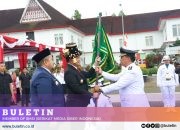 Pj Gubsu Serahkan Tunggul Kecamatan Terbaik I Kategori Kabupaten Tingkat Provsu ke Camat Sipirok