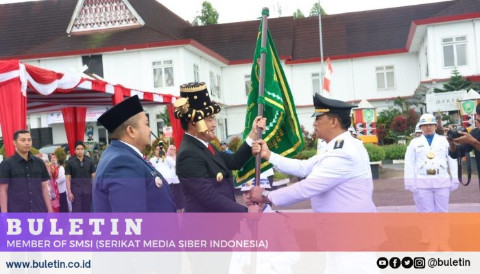 Pj Gubsu Serahkan Tunggul Kecamatan Terbaik I Kategori Kabupaten Tingkat Provsu ke Camat Sipirok