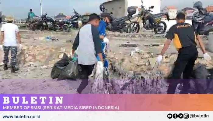 Banyak Sampah Berserakan, Satpolairud dan TNI Bersama Masyarakat Bersihkan Pantai Pamekasan