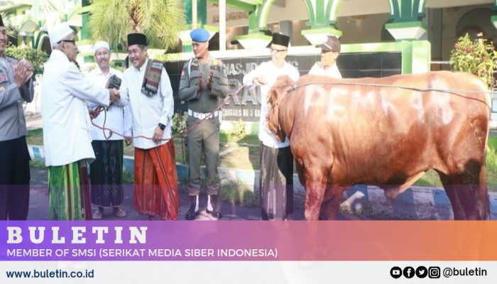 Plh Bupati Probolinggo Serahkan Seekor Sapi Kepada Takmir Masjid Agung Ar-Raudlah