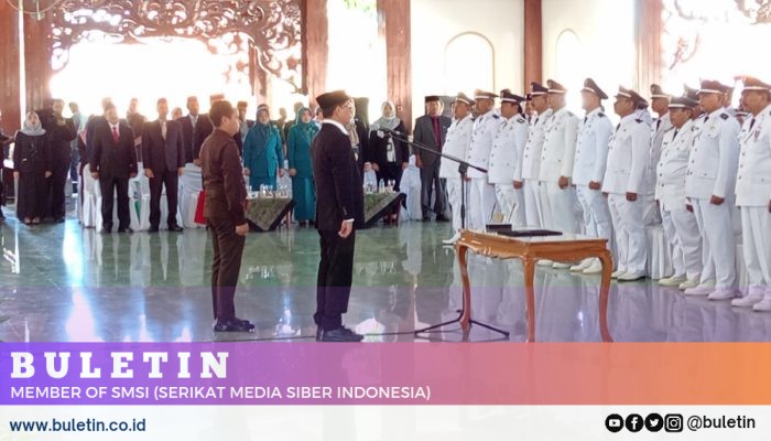 Pj Bupati Pamekasan Serahkan 159 SK Perpanjangan Masa Jabatan Kepala Desa 