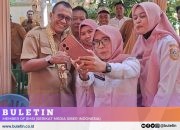 Serahkan SK Kenaikan Pangkat, Pj Bupati Bondowoso Jadi Rebutan Berselfi