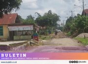 Berkat Bupati Tapsel, Warga Arse Bangun Jalan Provinsi yang Rusak Parah Menahun