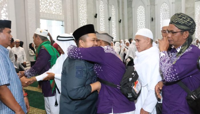 Bupati Dolly Pasaribu Sambut Kedatangan Jemaah Haji Tapsel Dengan Penuh Rasa Haru
