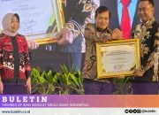 Pj. Bupati Probolinggo Terima Piagam Penghargaan Anubhawa Sasana Desa Tingkat Jatim 2024