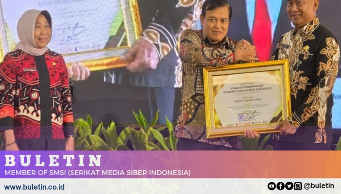 Pj. Bupati Probolinggo Terima Piagam Penghargaan Anubhawa Sasana Desa Tingkat Jatim 2024
