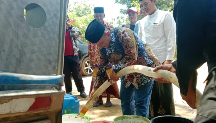 Bupati Situbondo Salurkan Bantuan Air Bersih dan Sembako Bagi Terdampak Kekeringan