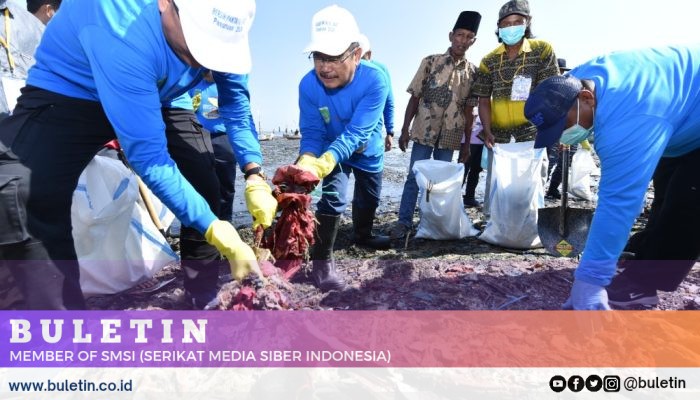 Pimpin Bersih-bersih Sampah, Pj Bupati Pasuruan Minta Warga Tak Buang Plastik di Laut