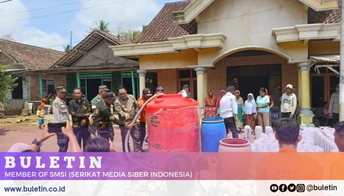 Krisis Air Bersih Melanda Blitar Selatan, Pjs Bupati Jumadi Turun Langsung Salurkan Air Bersih ke Warga