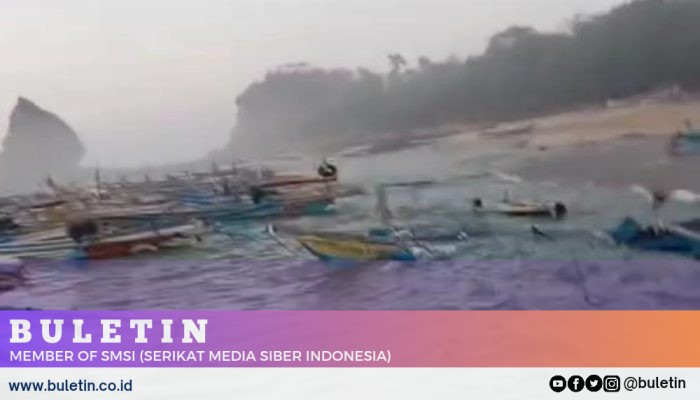 8 Perahu Nelayan di Jember Karam Diterjang Ombak  
