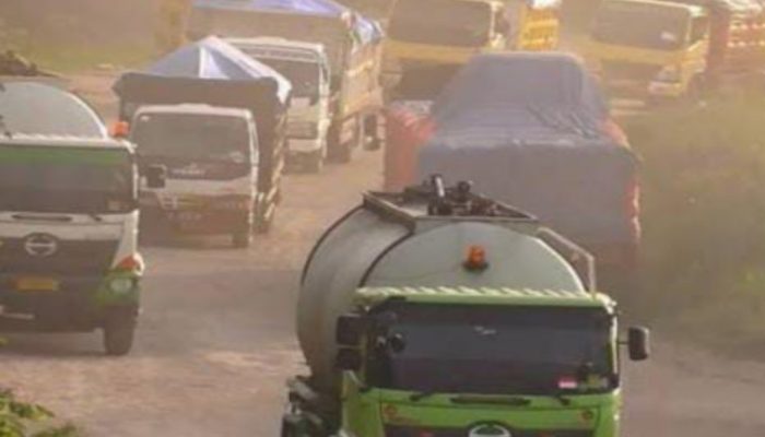 Warga Jember Keluhkan Ruas Jalan Provinsi Rusak dan Bergelombang akibat Truk Tamak