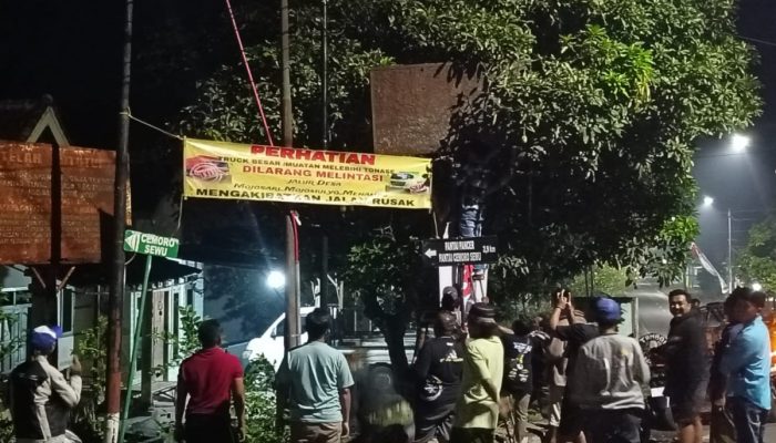 Protes Jalan Dilewati Kendaraan Tambang, Puluhan Warga di Jember Rame-rame Pasang Banner 