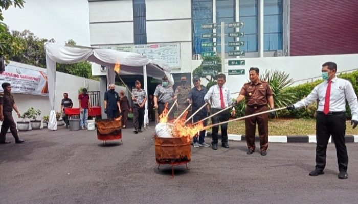 Kejaksaan Negeri Bondowoso Kembali Memusnahkan Sejumlah Barang Bukti 