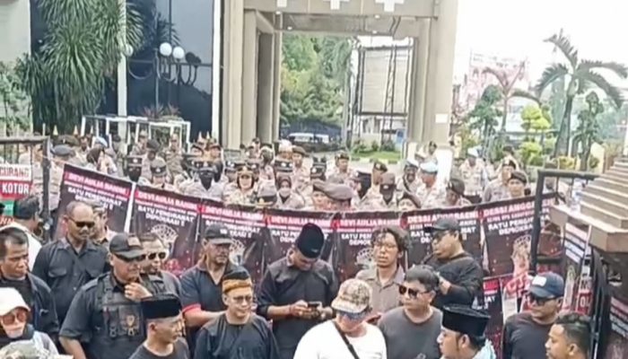 Ragukan Netralitas KPU dan Bawaslu Jember, Ratusan Massa Kepung Kantor DPRD